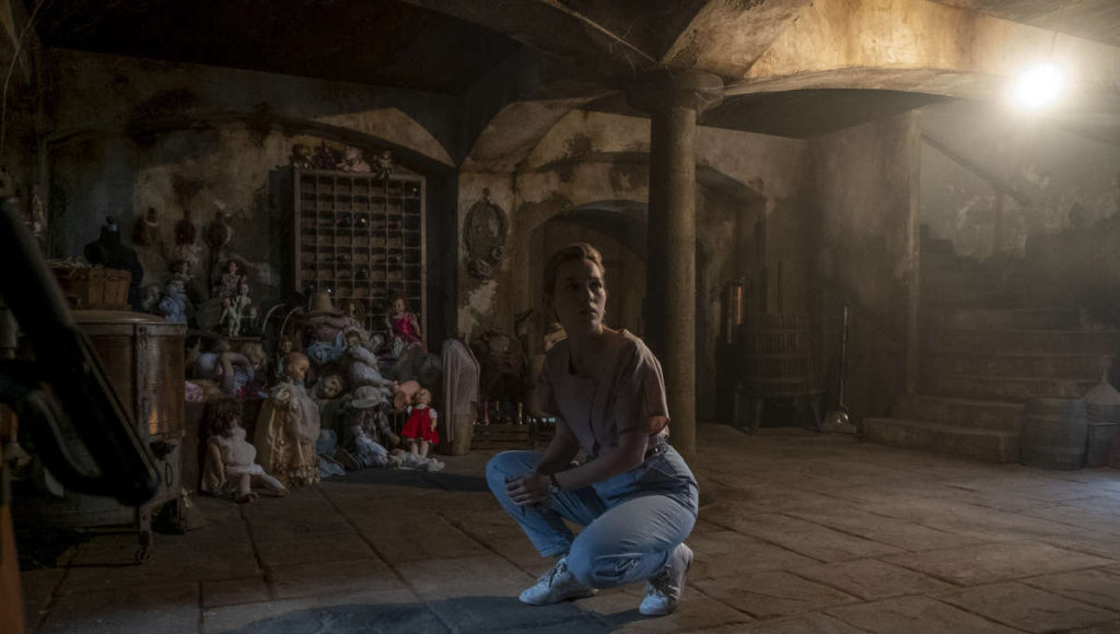 REVIEW: 'The Haunting of Bly Manor' is Love and Pain, Like a Good Gothic Romance Should Be 1 THE HAUNTING OF BLY MANOR