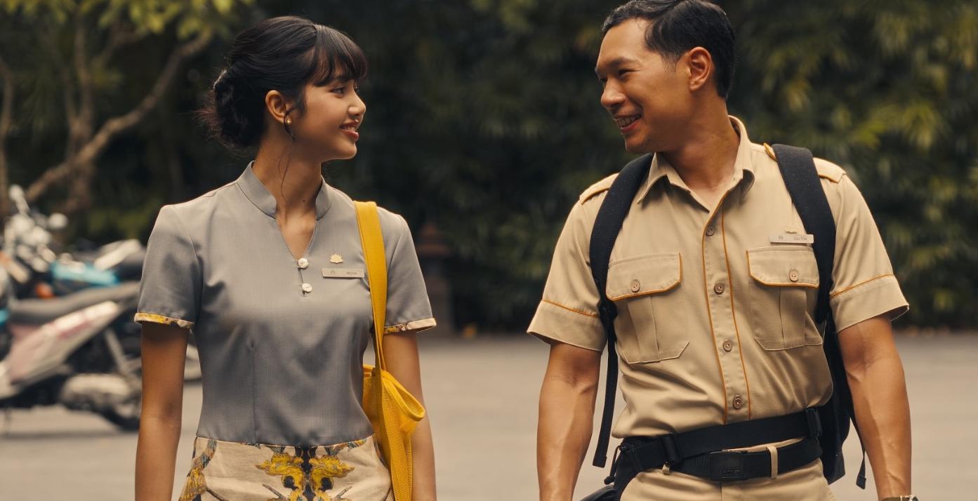 Lalisa Manobal and Tayme Thapthimthong as Mook and Gaitok in The White Lotus Season 3