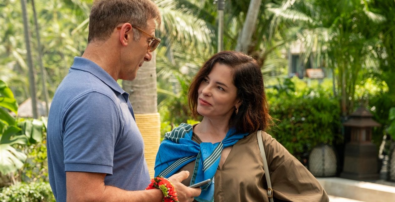 Jason Isaacs and Parker Posey in The White Lotus Season 3 Episode 1