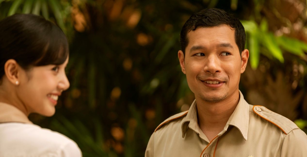 Lalisa Manoban and Tayme Thapthimthong in The White Lotus Season 3 Episode 1
